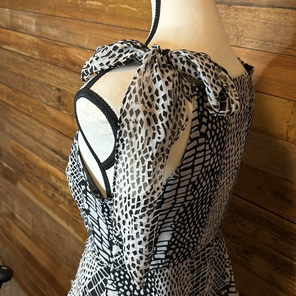 BCBG super cute print dress sleeveless - Picture 4 of 7